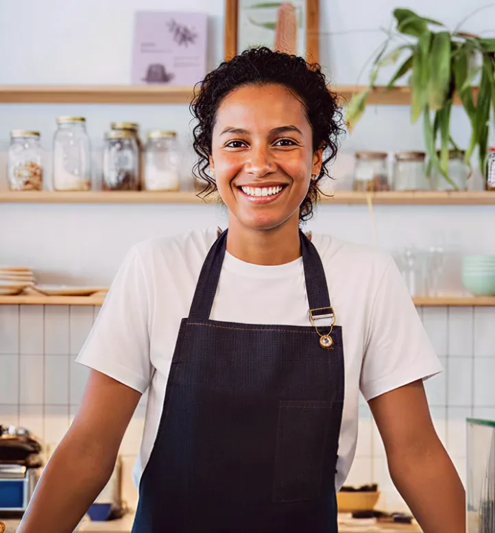 Profissional sorrindo no ambiente de trabalho